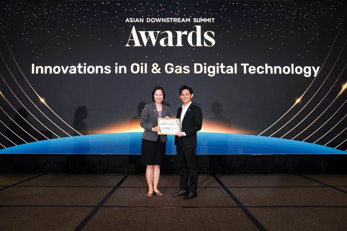 AIngineer receiving the Innovation in Oil & Gas Digital Technology Award at the Asian Downstream Summit